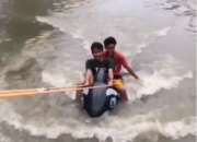 Ada ‘Lumba-lumba’ di Jalanan Jakarta, Mobil Tak Bisa Lewat karena Banjir