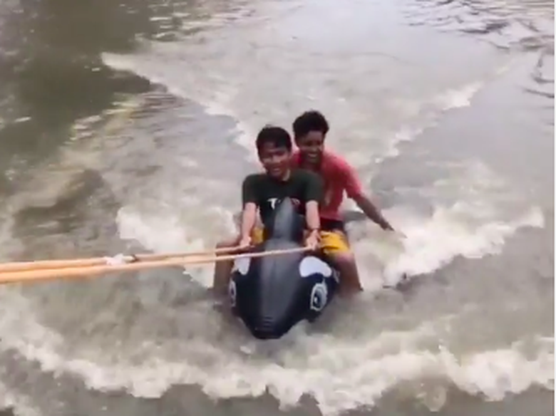 Ada Lumba lumba di Jalanan Jakarta Mobil Tak Bisa Lewat karena Banjir