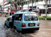 Viral Angkutan umum bermesin diesel, Isuzu Panther berhasil lewati genangan Banjir