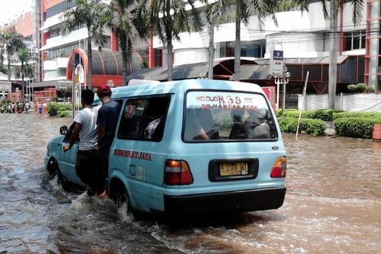Viral Angkutan umum bermesin diesel Isuzu Panther berhasil lewati genangan Banjir