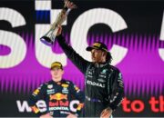Hamilton memenangkan GP F1 Arab Saudi yang kacau untuk menyamakan kedudukan dengan Verstappen