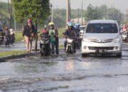 Waspada di Musim Penghujan Jalanan Tergenang air Macet di Jalan Raya